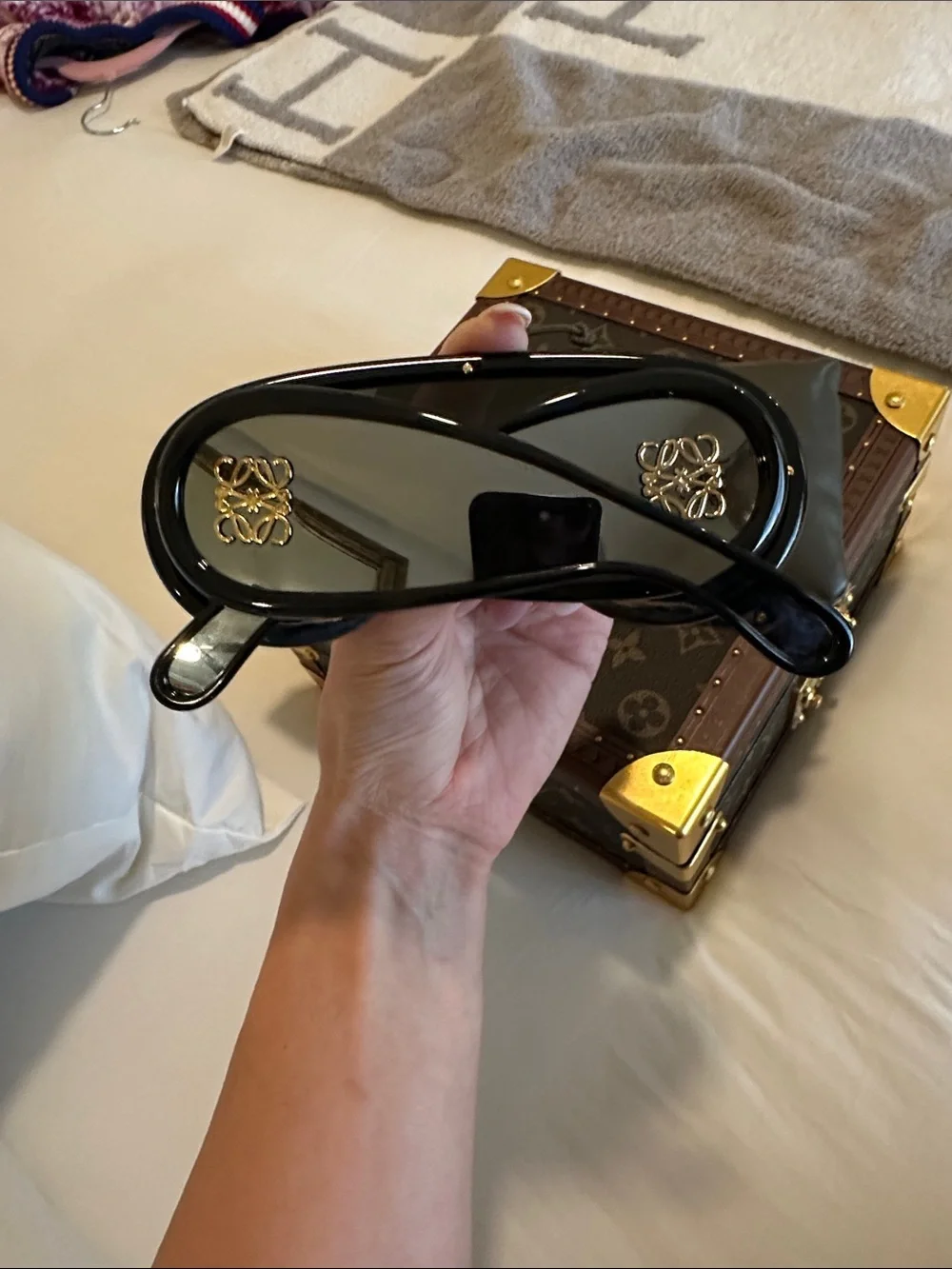 Oversized reflective Loewe glasses